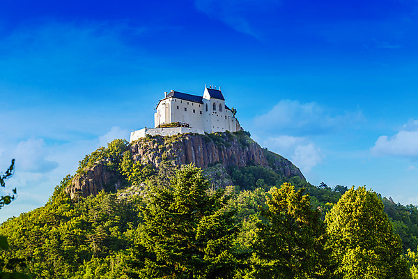 포토 JPG 해외이미지 유럽 벽 여행 건축양식 자연 하늘 산 풍경 사람없음 야외 건물 초록색 여름 파란색 바위 중세 역사 언덕 헝가리 옛날 해외202004 해외포토 건축물 계절 건축 나라 컬러 돌_바위 생태계 동유럽 파일형식 이미지허브
