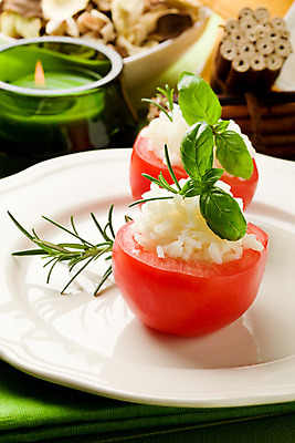 포토 JPG 해외이미지 음식 토마토 탁자 밥 사람없음 장식 식당 식탁보 최고 먹기 허브 향신료 유기농 냅킨 아로마 바질 로즈메리 스터핑 해외202004 해외포토 식물 웰빙 가구 채소 모션 상점 향미료 파일형식 이미지허브