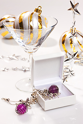 포토 JPG 해외이미지 크리스마스 발렌타인데이 사람없음 장식 상자 유행 흰색 구슬 해외202004 해외포토 기념일 컬러 데이이벤트 파일형식 이미지허브