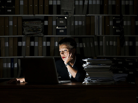 포토 JPG 해외이미지 여자 종이 실내 표정 피곤 한명 정장 빛 컴퓨터 사무실 어둠 비즈니스우먼 좌절 야간 폴더 바인더 혼자 해외202004 해외포토 자연요소 1 옷 감정 컨셉 비즈니스 사람 내부 전자제품 사무용품 직장인 파일 파일형식 이미지허브