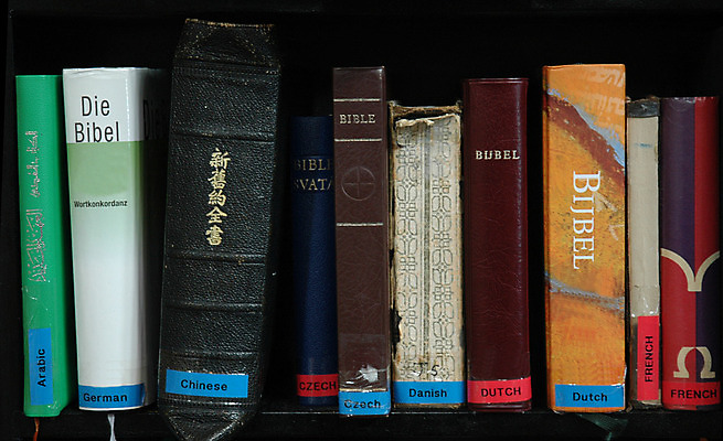 포토 JPG 해외이미지 기독교 종교 덴마크 사람없음 책 교회 성경 중국 기록 신성 체코 프랑스어 아랍어 해외202004 해외포토 문자 유럽 아시아 종교용품 북유럽 파일형식 이미지허브