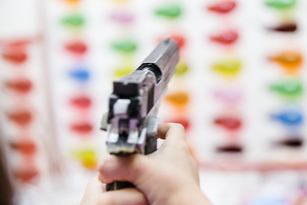 포토 JPG 해외이미지 주간 손 행복 휴식 야외 신체부위 맑음 놀이공원 권총 잡기 발사 주말 조준 해외202004 해외포토 자연요소 감정 컨셉 모션 날씨 사람 테마파크 총 파일형식 이미지허브