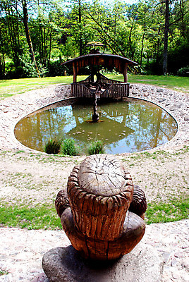 포토 JPG 해외이미지 나무 유럽 조각 여행 사람없음 목재 물 정원 연못 원형 숲 사방 해외202004 해외포토 자연요소 도형 식물 나라 재료 파일형식 이미지허브