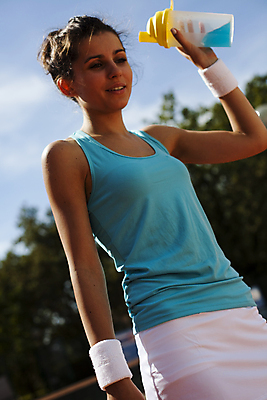 포토 JPG 해외이미지 주간 서양인 우먼라이프 여자 하늘 휴식 한명 들기 상반신 성인 야외 옆모습 테니스 테니스장 물병 즐거움 테니스복 성인여자한명만 해외202004 에너지음료 해외포토 자연요소 외국인 1 라이프스타일 감정 음료 뷰포인트 컨셉 스포츠시설 모션 사람 운동복 구기 물통 여자한명만 성인여자만 파일형식 이미지허브