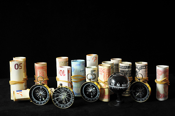 포토 JPG 해외이미지 종이 백그라운드 컨셉 지도 돈 비즈니스 성공 아이디어 사람없음 금융 달러 동전 검은색 거래 저축 성장 흰색 시장 재산 황금 주식 나침반 방향 사인 투자 북쪽 탐색 동쪽 남쪽 서쪽 위기 해외202004 해외포토 컬러 경제 파일형식 이미지허브