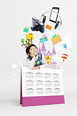 PSD 편집 편집이미지 어린이교육 교육 남자 어린이 왕관 한명 웃음 상반신 선물상자 스마트폰 카메라 헤드폰 턱괴기 한국인 올려보기 달력 열기구 이미지편집 1 음향기기 항공교통 모션 표정 선물 사람 동양인 전자제품 핸드폰 스마트기기 상자 파일형식