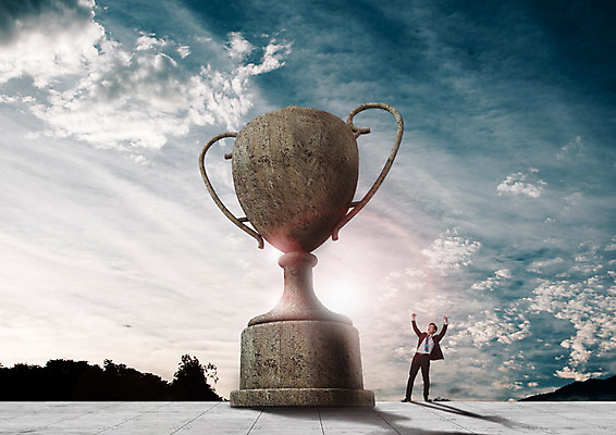 PSD 구름 편집 편집이미지 남자 비즈니스 하늘 한명 서기 성인 파이팅 한국인 비즈니스맨 트로피 석상 이미지편집 자연요소 1 모션 사람 동양인 직장인 상_우승 파일형식