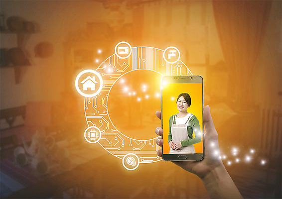 PSD 편집 편집이미지 손 여자 40대 스마트라이프 웃음 성인 두명 신체부위 스마트폰 앞치마 한국인 스마트 주부 손하트 이미지편집 라이프스타일 중년 컨셉 표정 사람 동양인 손짓 핸드폰 스마트기기 파일형식