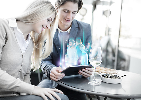 PSD 서양인 편집 편집이미지 여자 남자 음식 와인잔 탁자 스마트라이프 웃음 여러명 상반신 20대 성인 태블릿 비즈니스맨 비즈니스우먼 스마트 이미지편집 외국인 라이프스타일 가구 다수 컨셉 술잔 비즈니스 표정 사람 청년 전자제품 스마트기기 직장인 파일형식