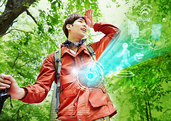 PSD 나무 편집 편집이미지 남자 스마트라이프 한명 상반신 20대 성인 빛 등산 한국인 숲 스마트 등산로 이미지편집 식물 1 라이프스타일 컨셉 사람 동양인 청년 트래킹 파일형식