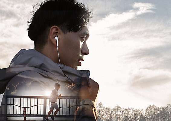 PSD 구름 편집 편집이미지 남자 이어폰 난간 하늘 성인 두명 옆모습 달리기 운동 한국인 이미지편집 자연요소 뷰포인트 음향기기 모션 건강 사람 동양인 파일형식