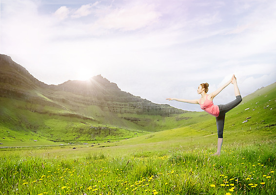 PSD 구름 편집 편집이미지 여자 꽃 요가 하늘 산 한명 서기 초원 20대 성인 옆모습 운동 한국인 요가자세 이미지편집 자연요소 식물 1 웰빙 뷰포인트 포즈 모션 건강 사람 동양인 청년 파일형식