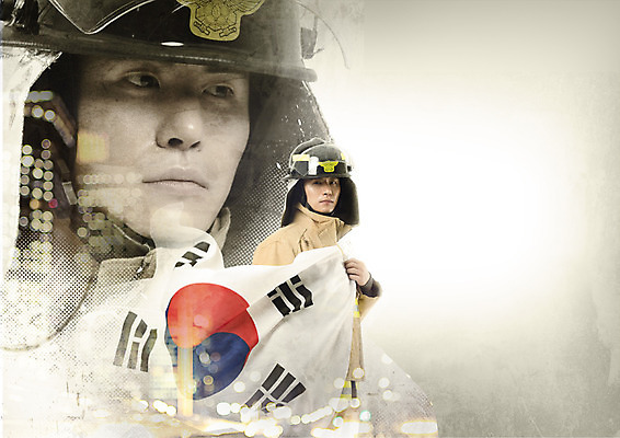 PSD 편집 편집이미지 직업 남자 실루엣 상반신 20대 성인 두명 한국인 태극기 소방관 소방관모자 방호복 이미지편집 모자_잡화 옷 촬영기법 사람 동양인 청년 국기 구조원 소방 파일형식