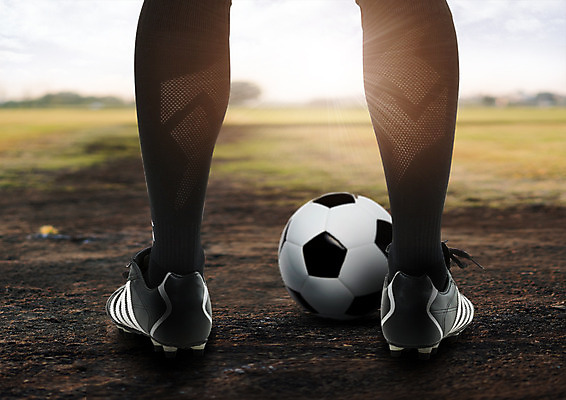 PSD 편집 편집이미지 남자 축구공 한명 뒷모습 햇빛 축구 다리 축구화 이미지편집 1 뷰포인트 운동화 공 축구용품 사람 신체부위 태양 구기 파일형식