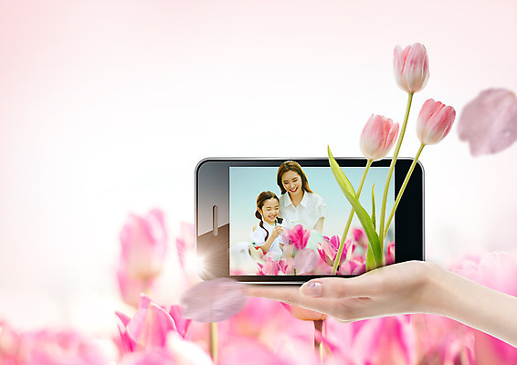 PSD 구름 편집 편집이미지 손 여자 딸 어린이 하늘 엄마 웃음 상반신 성인 두명 스마트폰 환경 봄 한국인 튤립 이미지편집 자연요소 계절 꽃 가족 표정 사람 동양인 신체부위 핸드폰 스마트기기 파일형식