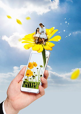 PSD 구름 편집 편집이미지 손 여자 꽃 딸 어린이 하늘 엄마 앉기 성인 두명 스마트폰 환경 한국인 이미지편집 자연요소 식물 가족 모션 사람 동양인 신체부위 핸드폰 스마트기기 파일형식