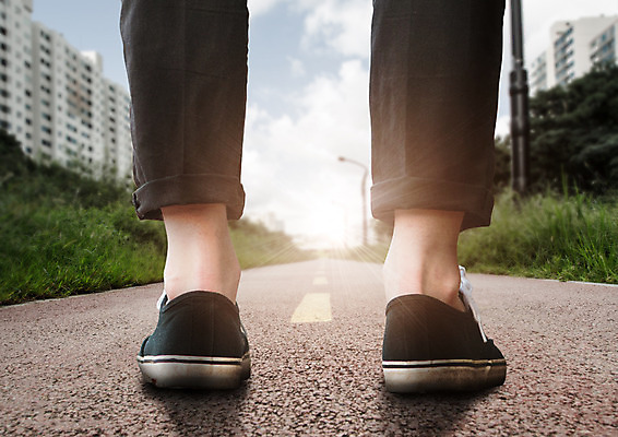 PSD 구름 편집 편집이미지 남자 도로 하늘 한명 빌딩 뒷모습 햇빛 환경 다리 스니커즈 스니커 이미지편집 자연요소 1 길 뷰포인트 운동화 교통시설 사람 건물 신체부위 태양 파일형식