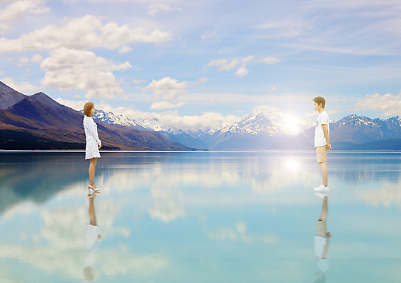 PSD 구름 편집 편집이미지 여자 남자 바다 하늘 산 물그림자 서기 20대 성인 두명 옆모습 마주보기 환경 한국인 이미지편집 자연요소 뷰포인트 모션 그림자 사람 동양인 청년 파일형식