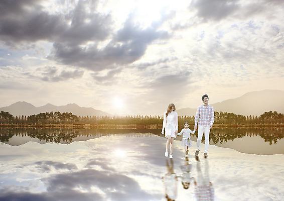 PSD 나무 구름 편집 편집이미지 여자 남자 딸 어린이 가족 하늘 엄마 산 물그림자 서기 성인 세명 강 환경 손잡기 한국인 아빠 이미지편집 자연요소 식물 관계 모션 그림자 사람 동양인 파일형식