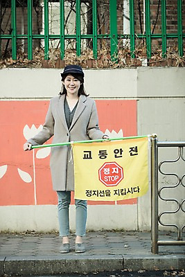 포토 JPG 주간 전신 여자 엄마 한명 서기 웃음 들기 성인 야외 앞모습 30대 한국인 깃발 교통안전 국내포토 자연요소 1 뷰포인트 가족 모션 표정 안전 사람 동양인 장년 파일형식