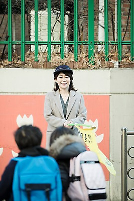 포토 JPG 주간 여자 남자 어린이 서기 웃음 들기 상반신 성인 야외 앞모습 뒷모습 세명 30대 한국인 깃발 등교 교통안전 국내포토 자연요소 뷰포인트 모션 표정 안전 사람 동양인 장년 등하교 파일형식