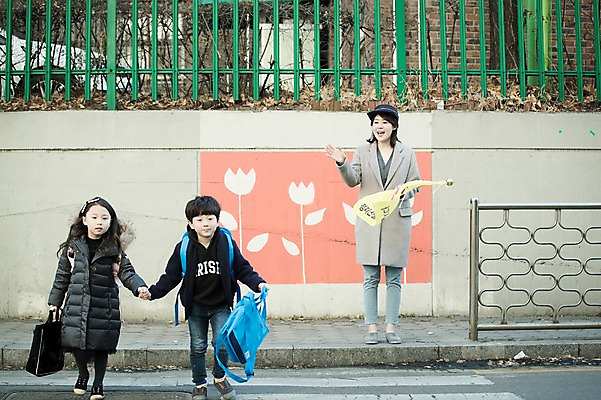 포토 JPG 주간 전신 응시 여자 남자 어린이 서기 웃음 들기 성인 야외 앞모습 세명 30대 손잡기 한국인 깃발 인사 등교 교통안전 국내포토 자연요소 시선 뷰포인트 모션 표정 안전 사람 동양인 장년 예절 등하교 파일형식