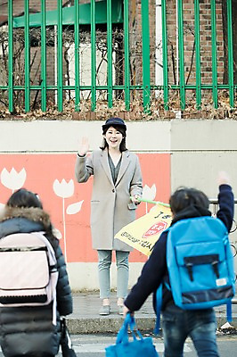 포토 JPG 주간 전신 응시 여자 남자 어린이 웃음 들기 상반신 성인 야외 앞모습 뒷모습 세명 30대 손들기 한국인 깃발 인사 등교 교통안전 국내포토 자연요소 시선 뷰포인트 모션 표정 안전 사람 동양인 장년 예절 등하교 파일형식