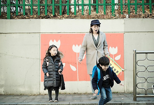 포토 JPG 주간 전신 응시 여자 남자 어린이 서기 들기 상반신 성인 야외 앞모습 세명 30대 놀람 한국인 깃발 등교 교통안전 국내포토 자연요소 시선 감정 뷰포인트 모션 표정 안전 사람 동양인 장년 등하교 파일형식