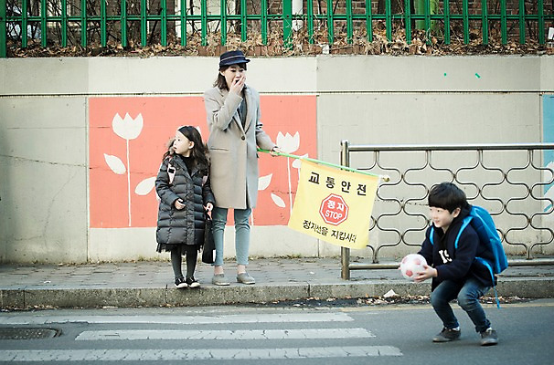 포토 JPG 주간 전신 응시 여자 남자 도로 어린이 공 들기 성인 야외 앞모습 옆모습 세명 30대 놀람 한국인 깃발 횡단보도 위험 등교 교통안전 스쿨존 줍기 국내포토 자연요소 시선 감정 길 뷰포인트 컨셉 교통시설 모션 표정 안전 사람 동양인 장년 보행로 등하교 파일형식