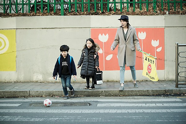 포토 JPG 주간 전신 여자 남자 도로 어린이 공 서기 들기 성인 야외 앞모습 세명 30대 놀람 한국인 깃발 횡단보도 위험 등교 교통안전 스쿨존 국내포토 자연요소 감정 길 뷰포인트 컨셉 교통시설 모션 표정 안전 사람 동양인 장년 보행로 등하교 파일형식