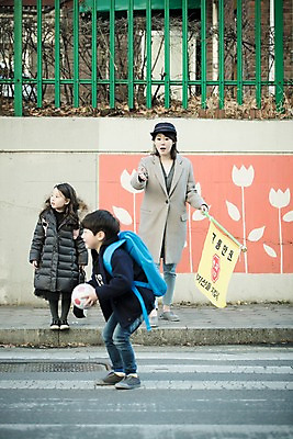 포토 JPG 주간 전신 응시 여자 남자 도로 어린이 공 서기 들기 성인 야외 앞모습 세명 30대 놀람 한국인 깃발 횡단보도 위험 등교 교통안전 스쿨존 줍기 국내포토 자연요소 시선 감정 길 뷰포인트 컨셉 교통시설 모션 표정 안전 사람 동양인 장년 보행로 등하교 파일형식