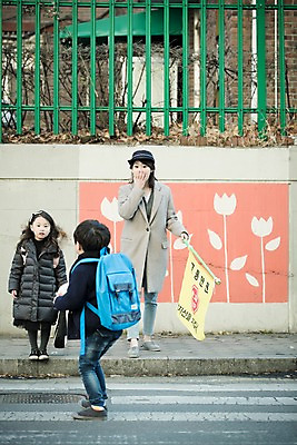 포토 JPG 주간 전신 응시 여자 남자 도로 어린이 공 들기 성인 야외 앞모습 뒷모습 세명 30대 놀람 한국인 깃발 횡단보도 위험 등교 교통안전 스쿨존 줍기 국내포토 자연요소 시선 감정 길 뷰포인트 컨셉 교통시설 모션 표정 안전 사람 동양인 장년 보행로 등하교 파일형식