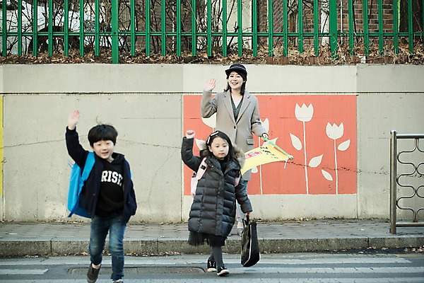 포토 JPG 주간 전신 응시 여자 남자 어린이 웃음 들기 성인 야외 앞모습 세명 30대 손들기 한국인 깃발 인사 횡단보도 등교 교통안전 스쿨존 국내포토 자연요소 시선 뷰포인트 모션 표정 안전 사람 동양인 장년 예절 보행로 등하교 파일형식