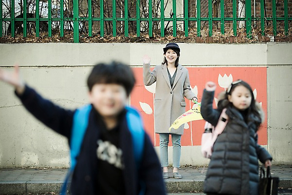 포토 JPG 주간 전신 여자 남자 어린이 웃음 들기 상반신 성인 야외 앞모습 세명 30대 손들기 한국인 깃발 인사 등교 교통안전 국내포토 자연요소 뷰포인트 모션 표정 안전 사람 동양인 장년 예절 등하교 파일형식