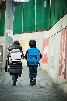 포토 JPG 주간 전신 여자 남자 어린이 남매 야외 두명 뒷모습 걷기 한국인 입학 등교 국내포토 자연요소 교육 뷰포인트 가족 모션 사람 동양인 등하교 파일형식