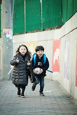 포토 JPG 주간 전신 응시 여자 남자 어린이 공 남매 웃음 들기 야외 두명 앞모습 달리기 한국인 입학 등교 국내포토 자연요소 시선 교육 뷰포인트 가족 모션 표정 사람 동양인 등하교 파일형식