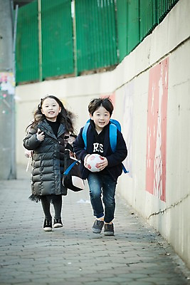 포토 JPG 주간 전신 여자 남자 어린이 공 남매 웃음 들기 야외 두명 앞모습 달리기 한국인 입학 등교 국내포토 자연요소 교육 뷰포인트 가족 모션 표정 사람 동양인 등하교 파일형식