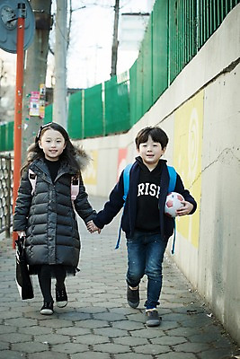 포토 JPG 주간 전신 여자 남자 어린이 공 남매 웃음 들기 야외 두명 앞모습 걷기 손잡기 한국인 입학 등교 국내포토 자연요소 교육 뷰포인트 가족 모션 표정 사람 동양인 등하교 파일형식