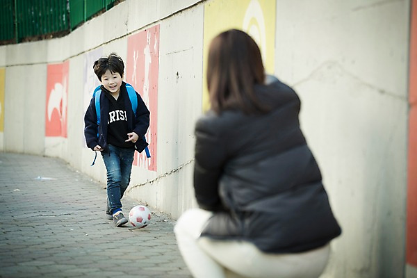 포토 JPG 주간 전신 응시 여자 남자 아들 어린이 공 엄마 웃음 앉기 상반신 성인 야외 두명 앞모습 뒷모습 30대 달리기 한국인 국내포토 모자관계 자연요소 시선 뷰포인트 가족 모션 표정 사람 동양인 장년 파일형식