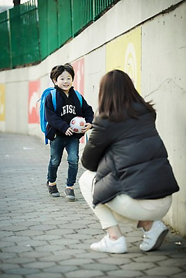 포토 JPG 주간 전신 응시 여자 남자 아들 어린이 공 엄마 웃음 들기 앉기 성인 야외 두명 앞모습 뒷모습 30대 달리기 한국인 국내포토 모자관계 자연요소 시선 뷰포인트 가족 모션 표정 사람 동양인 장년 파일형식
