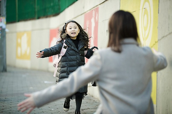 포토 JPG 주간 전신 응시 여자 딸 어린이 모녀 엄마 팔벌리기 웃음 상반신 성인 야외 두명 앞모습 뒷모습 30대 달리기 한국인 국내포토 자연요소 시선 뷰포인트 가족 모션 표정 사람 동양인 장년 파일형식
