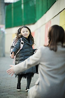 포토 JPG 주간 전신 응시 여자 딸 어린이 모녀 엄마 팔벌리기 웃음 앉기 상반신 성인 야외 두명 앞모습 뒷모습 30대 달리기 한국인 국내포토 자연요소 시선 뷰포인트 가족 모션 표정 사람 동양인 장년 파일형식