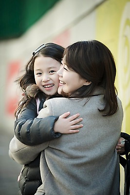 포토 JPG 주간 여자 딸 어린이 안기 모녀 엄마 웃음 상반신 성인 야외 두명 앞모습 뒷모습 아웃포커스 30대 한국인 국내포토 자연요소 뷰포인트 가족 모션 촬영기법 표정 사람 동양인 장년 파일형식 관계 인종