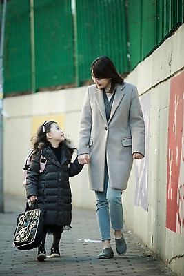 포토 JPG 주간 전신 여자 딸 어린이 모녀 엄마 서기 웃음 성인 야외 두명 앞모습 30대 마주보기 걷기 손잡기 한국인 국내포토 자연요소 뷰포인트 가족 모션 표정 사람 동양인 장년 파일형식