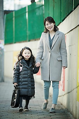 포토 JPG 주간 전신 여자 딸 어린이 모녀 엄마 웃음 성인 야외 두명 앞모습 30대 걷기 손잡기 한국인 국내포토 자연요소 뷰포인트 가족 모션 표정 사람 동양인 장년 파일형식