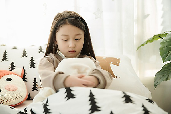 포토 JPG 응시 여자 어린이 실내 한명 앉기 소녀 상반신 앞모습 한국인 슬픔 침대 웅크림 소녀한명만 국내포토 1 시선 감정 뷰포인트 가구 모션 사람 동양인 내부 여자한명만 소녀만 파일형식