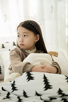 포토 JPG 응시 여자 어린이 실내 한명 앉기 소녀 상반신 앞모습 이불 한국인 침대 웅크림 소녀한명만 국내포토 1 시선 뷰포인트 가구 침구 모션 사람 동양인 내부 여자한명만 소녀만 파일형식