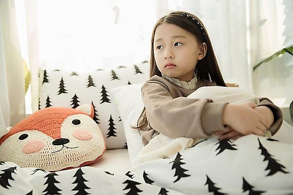 포토 JPG 응시 여자 어린이 실내 한명 앉기 소녀 상반신 앞모습 한국인 침대 웅크림 소녀한명만 국내포토 1 시선 뷰포인트 가구 모션 사람 동양인 내부 여자한명만 소녀만 파일형식