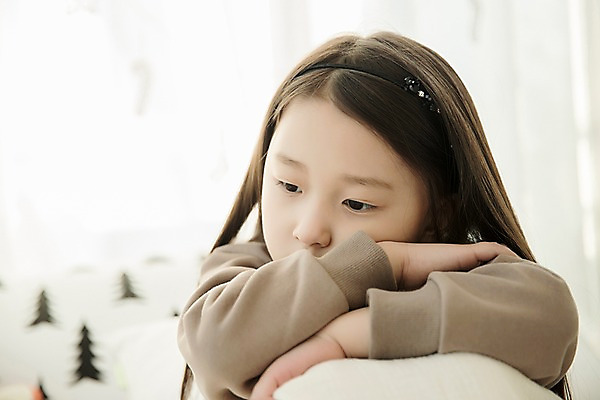 포토 JPG 응시 여자 어린이 실내 한명 앉기 소녀 상반신 앞모습 한국인 슬픔 웅크림 소녀한명만 국내포토 1 시선 감정 뷰포인트 모션 사람 동양인 내부 여자한명만 소녀만 파일형식