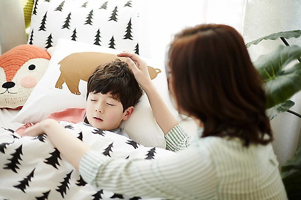 포토 JPG 여자 남자 아들 어린이 엄마 아침 실내 앉기 상반신 성인 두명 앞모습 옆모습 30대 눕기 한국인 침대 잠 아들바보 국내포토 모자관계 주간 뷰포인트 가구 가족 모션 사람 동양인 내부 장년 파일형식